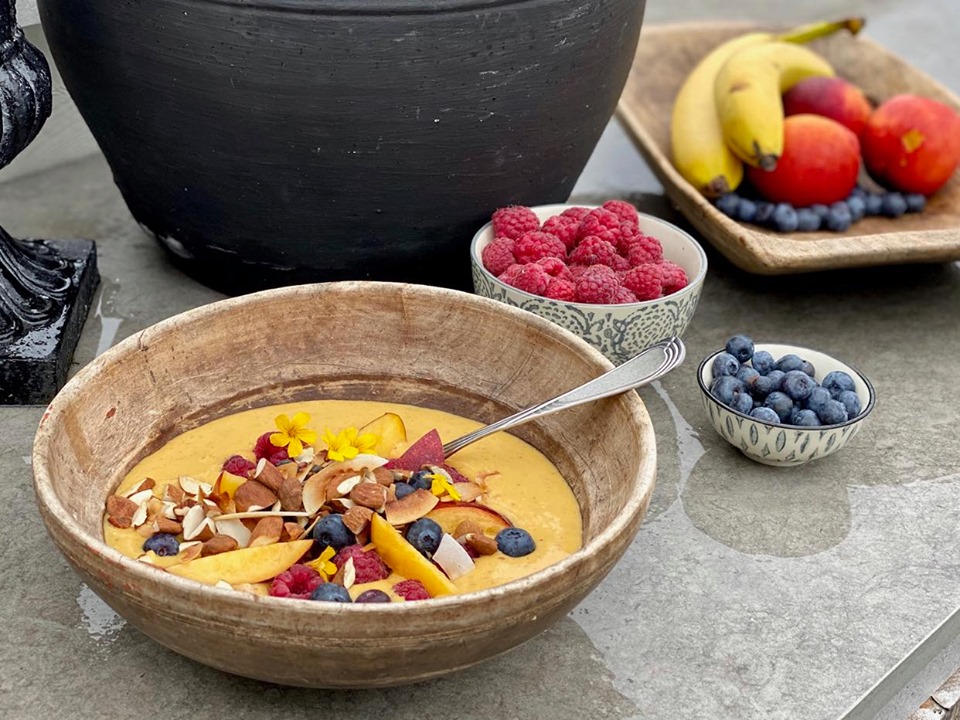 Melkefri smoothiebowl med nektarin og gurkemeie – Berit Nordstrand