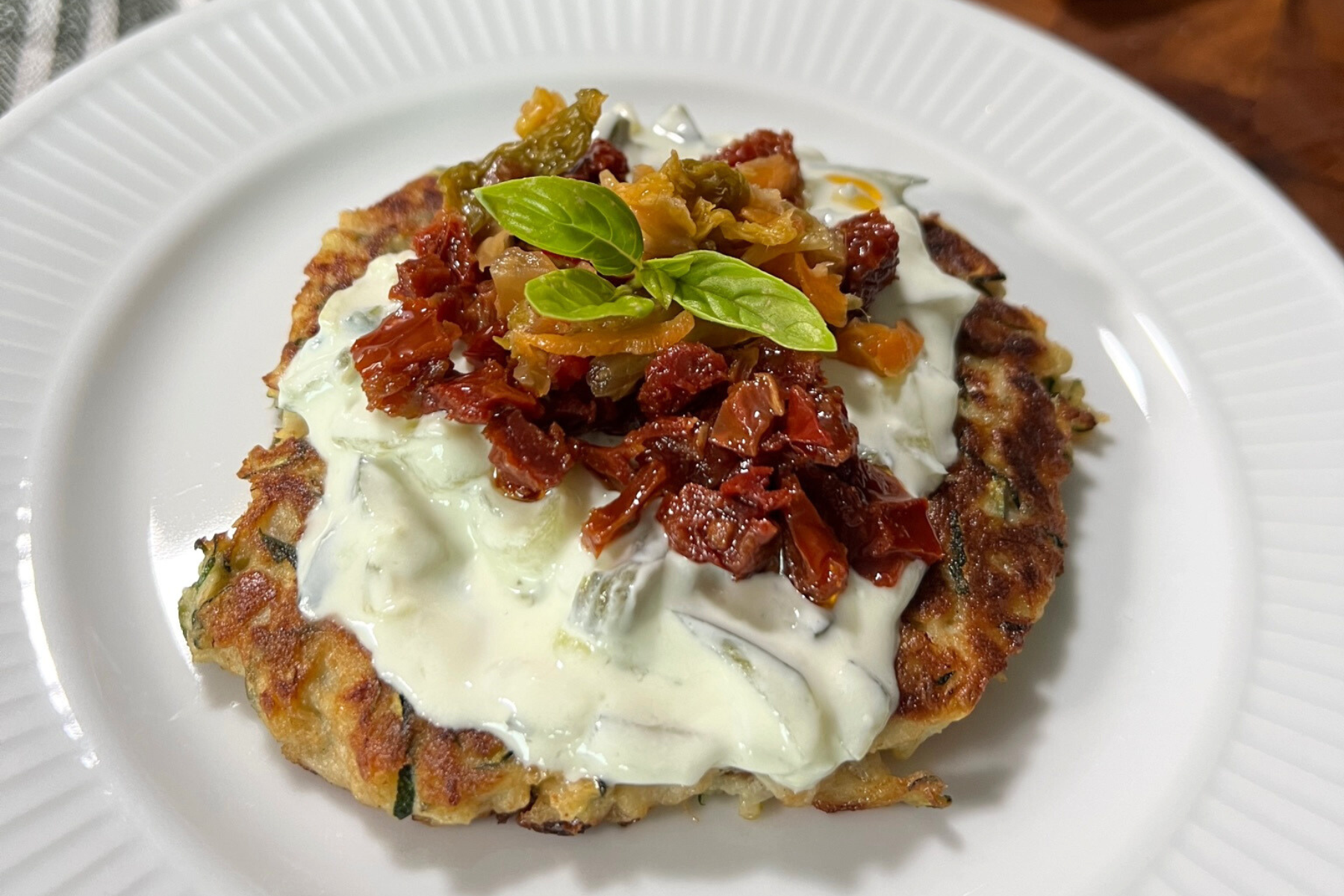 Squashlapper med tzatziki og soltørket tomat